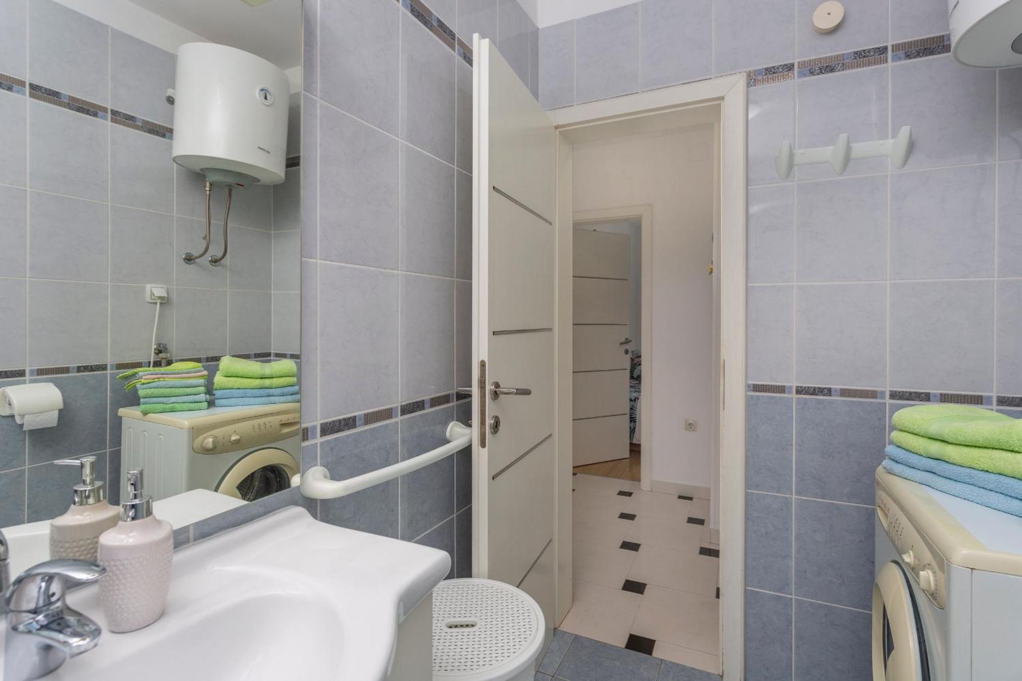 Apartments By The Sea Njivice, Krk - 5296 Bilik gambar