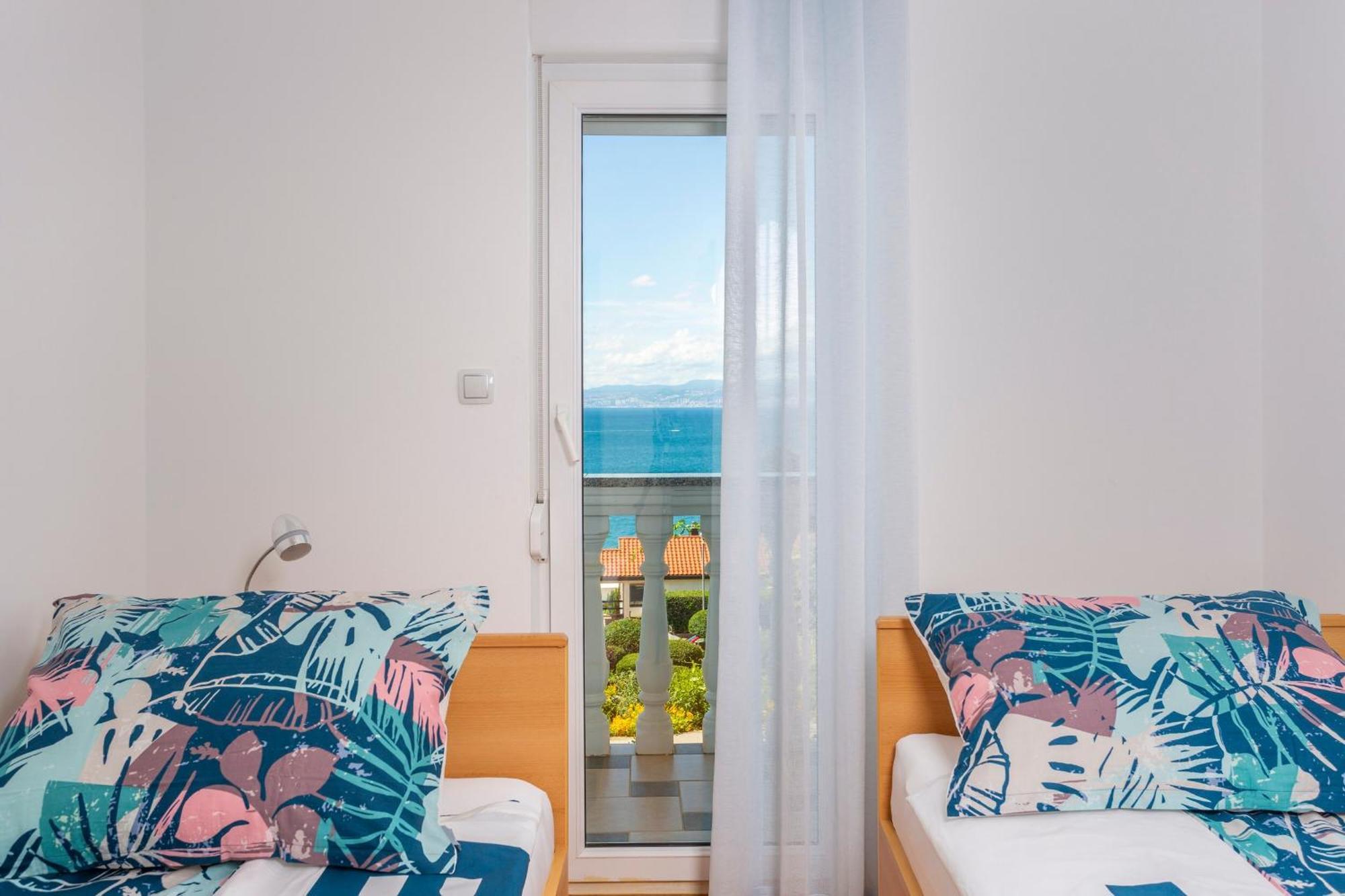 Apartments By The Sea Njivice, Krk - 5296 Bilik gambar