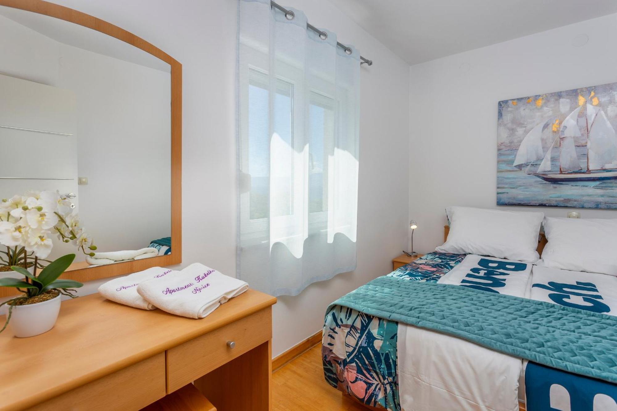 Apartments By The Sea Njivice, Krk - 5296 Bilik gambar