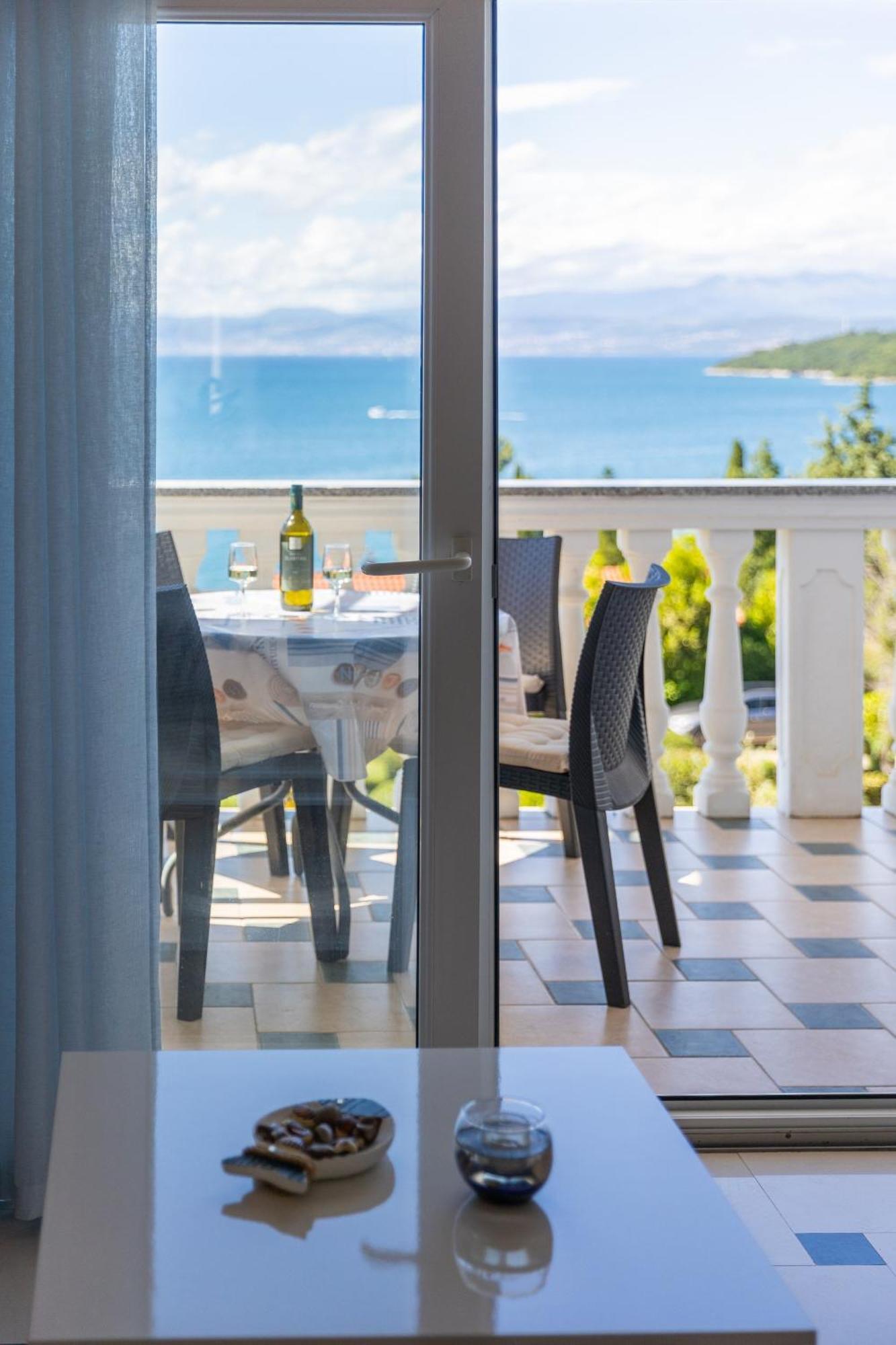 Apartments By The Sea Njivice, Krk - 5296 Bilik gambar